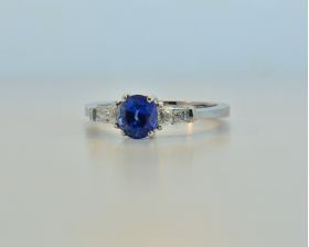 Round Sapphire 1.04ct (H) set in 18kt WG with Brilliant Taper Baguettes